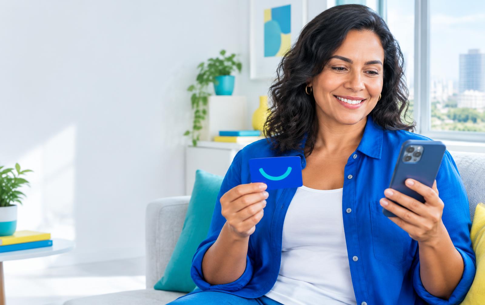 Cliente consultando o celular com atendimento ao cliente